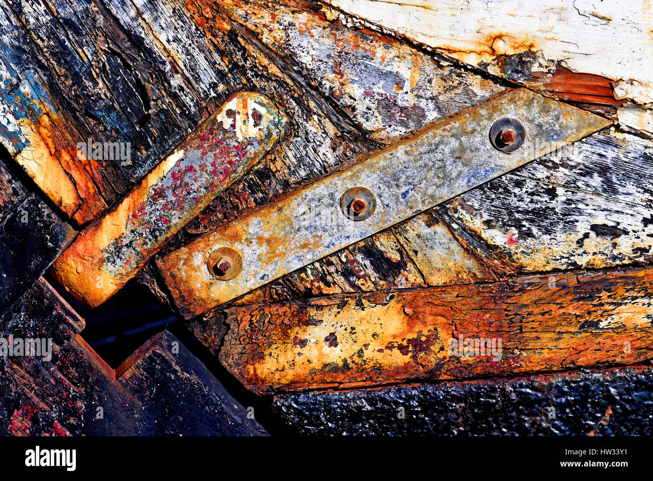 Vieux bois yacht gouverne riveté Banque D'Images