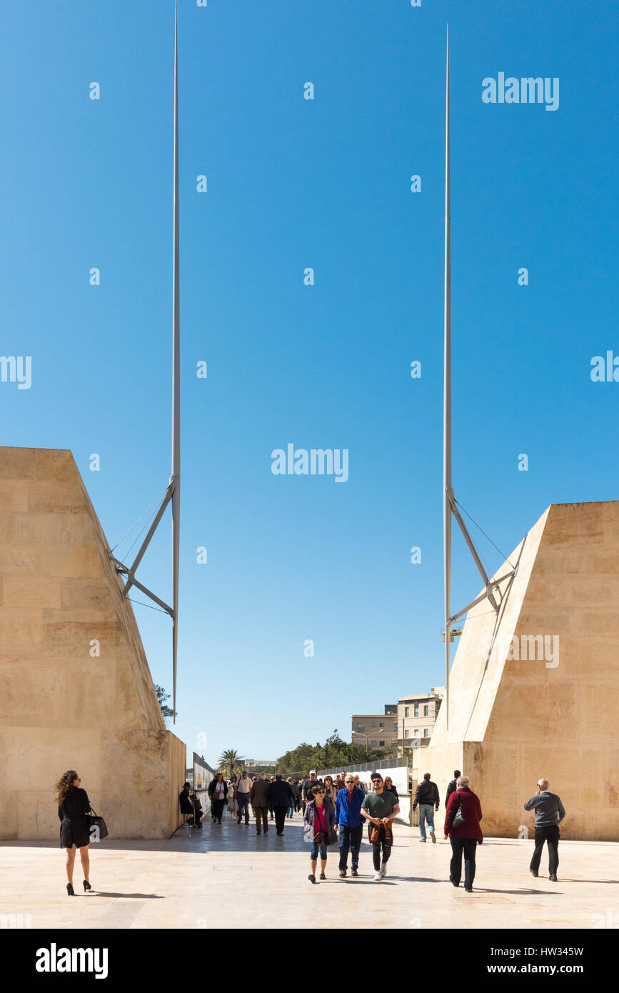 La porte d'entrée dans la ville de La Valette Malte conçu par Renzo Piano avec les gens marcher à travers. La Valette est la capitale européenne de la Culture 2018 Banque D'Images