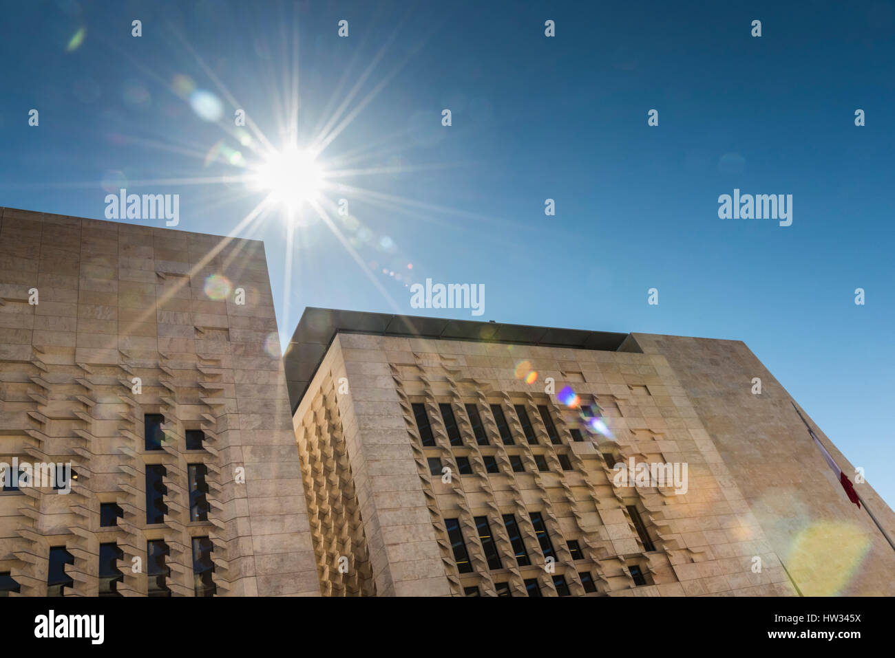 Le bâtiment du Parlement européen à Malte La Valette Malte avec sun flare. Architecture conçue par Renzo Piano. La Valette est la capitale européenne de la Culture 2018 Banque D'Images
