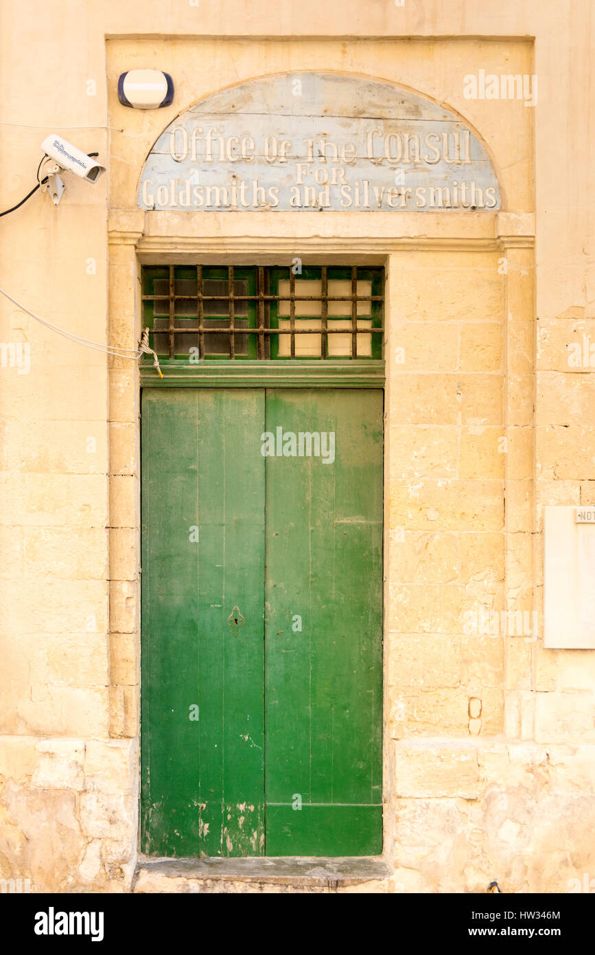 Le signe au-dessus de la porte du bureau du Consul pour orfèvres sur un vieux bâtiment sur La Valette Malte Banque D'Images