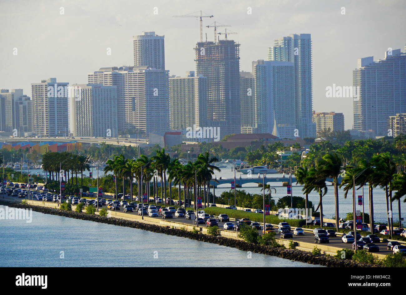 Trafic sur Causeway à Miami Beach du centre-ville de Miami. Banque D'Images