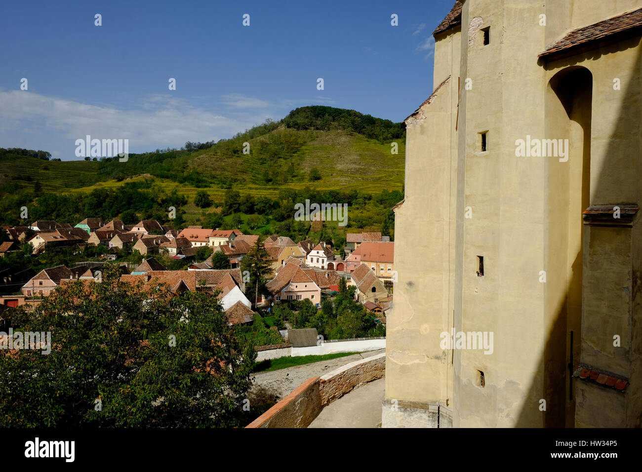 Regarder sur le village Saxon de Biertan, la Roumanie de l'église fortifiée. C'est un monde de l'UNESCO Heratige Site. Banque D'Images