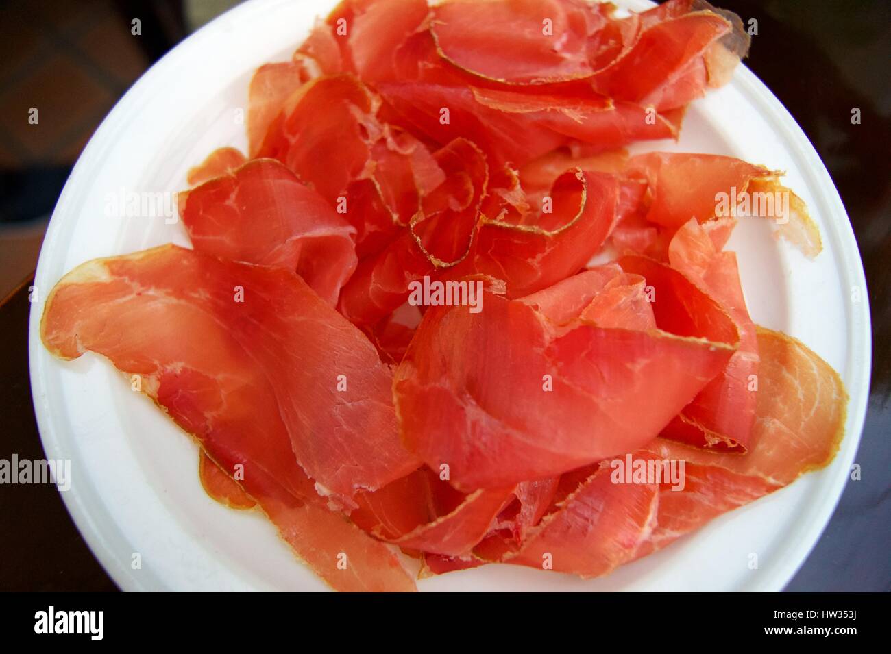 Sur une assiette de jambon serrano Banque D'Images