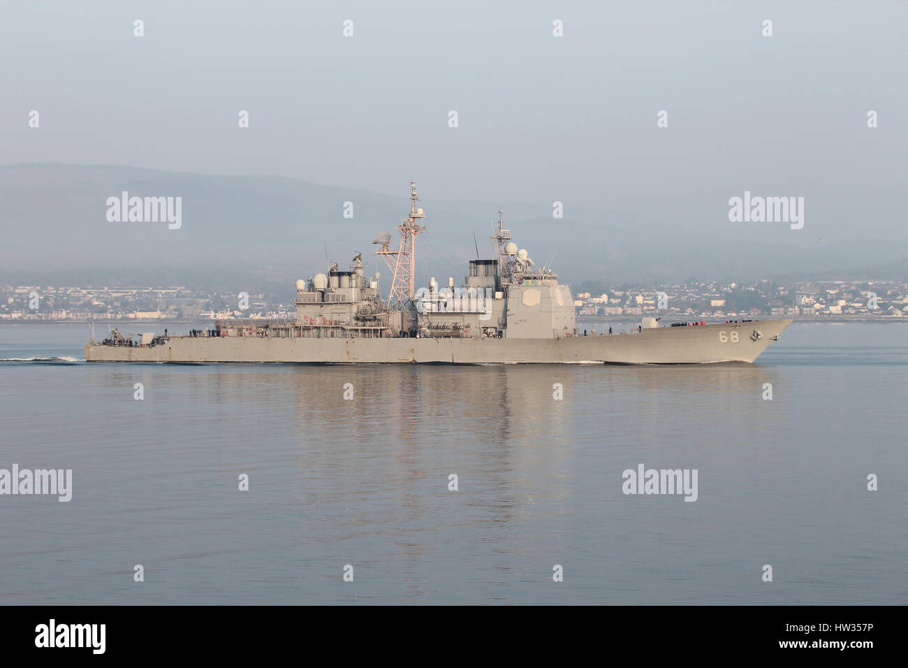 USS Anzio (CG-68), un croiseur de la classe Ticonderoga de la marine des États-Unis, à son arrivée pour l'exercice Joint Warrior 15-1. Banque D'Images