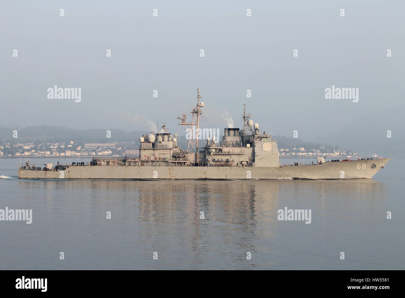 USS Anzio (CG-68), un croiseur de la classe Ticonderoga de la marine des États-Unis, à son arrivée pour l'exercice Joint Warrior 15-1. Banque D'Images