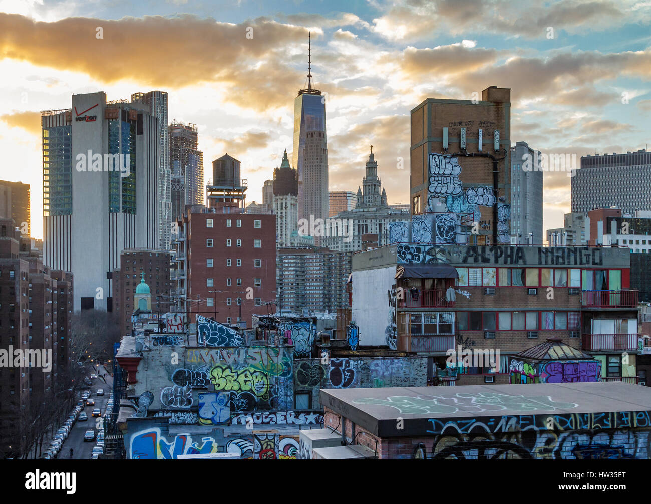 NEW YORK CITY 24 février Le soleil se couche derrière les gratte
