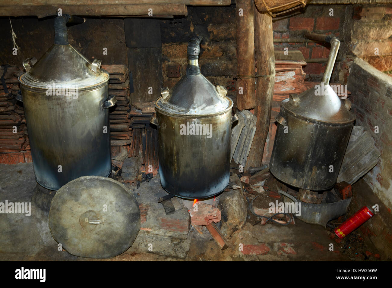 Distillation de vin de riz, l'île de Cam Kim, Hoi An, Vietnam Banque D'Images