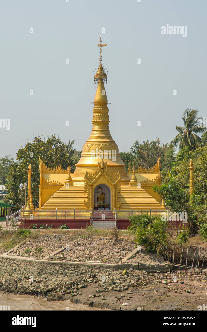 La Pagode d'or sur le fleuve Yangon, Myanmar Banque D'Images