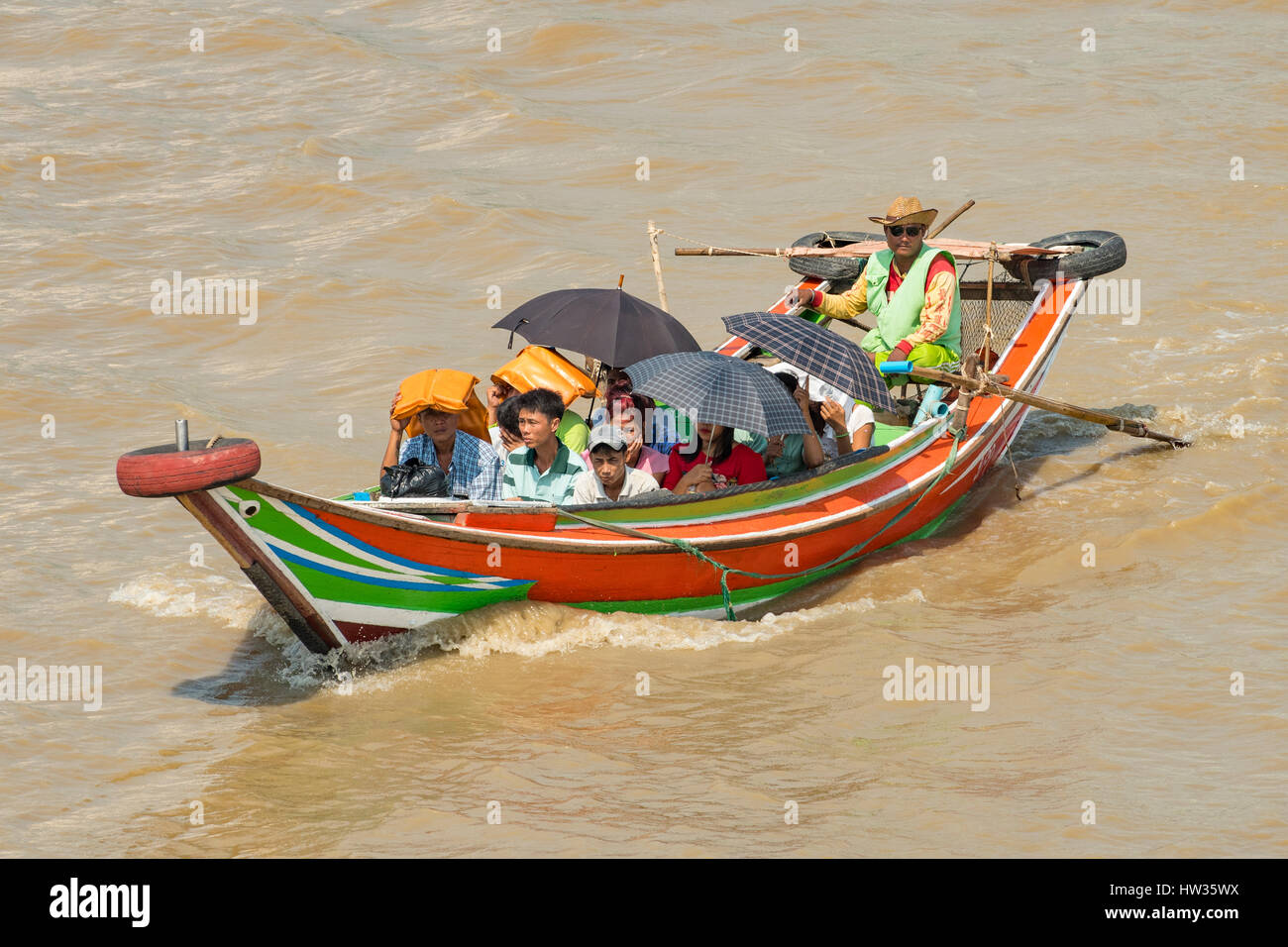 Petite traversée en ferry de la rivière Yangon, Yangon, Myanmar Banque D'Images