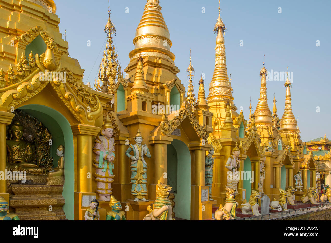 Les Stupas d'or à Schwedagon Pagoda, Yangon, Myanmar Banque D'Images
