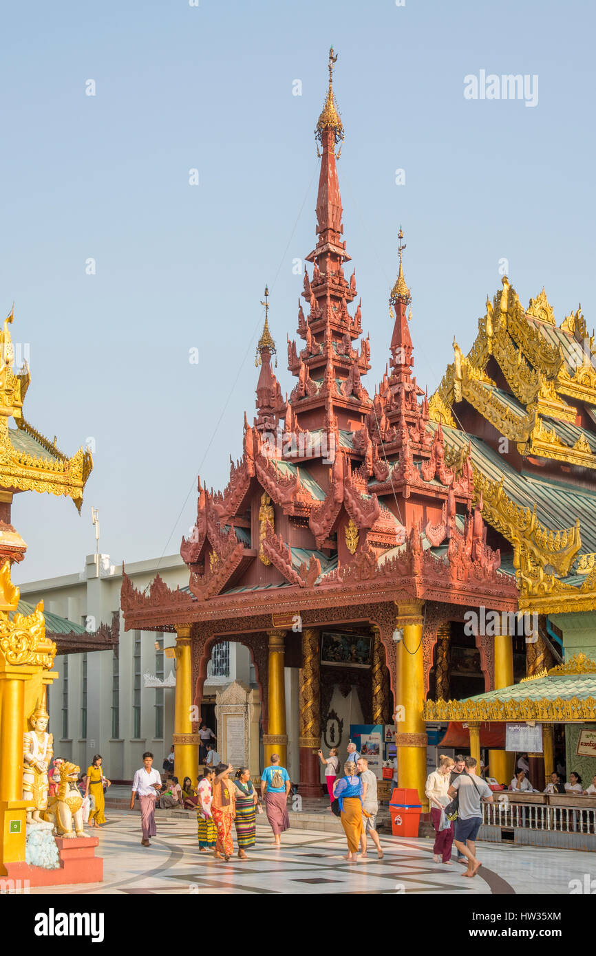 Sculpté en bois au Temple de la Pagode Schwedagon, Yangon, Myanmar Banque D'Images