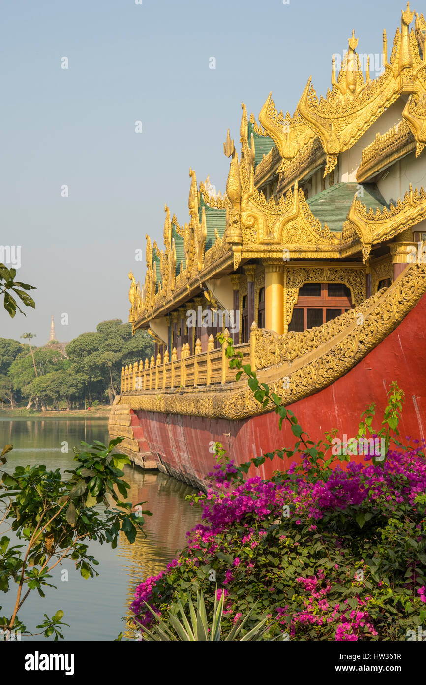 Barge Royale Karaweik, Lac Kandawgyi, Yangon, Myanmar Banque D'Images