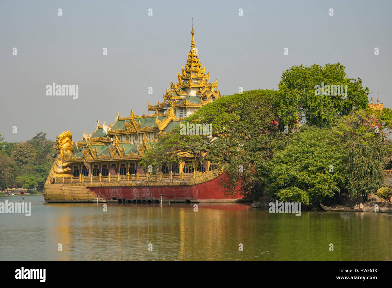 Barge Royale Karaweik, Lac Kandawgyi, Yangon, Myanmar Banque D'Images