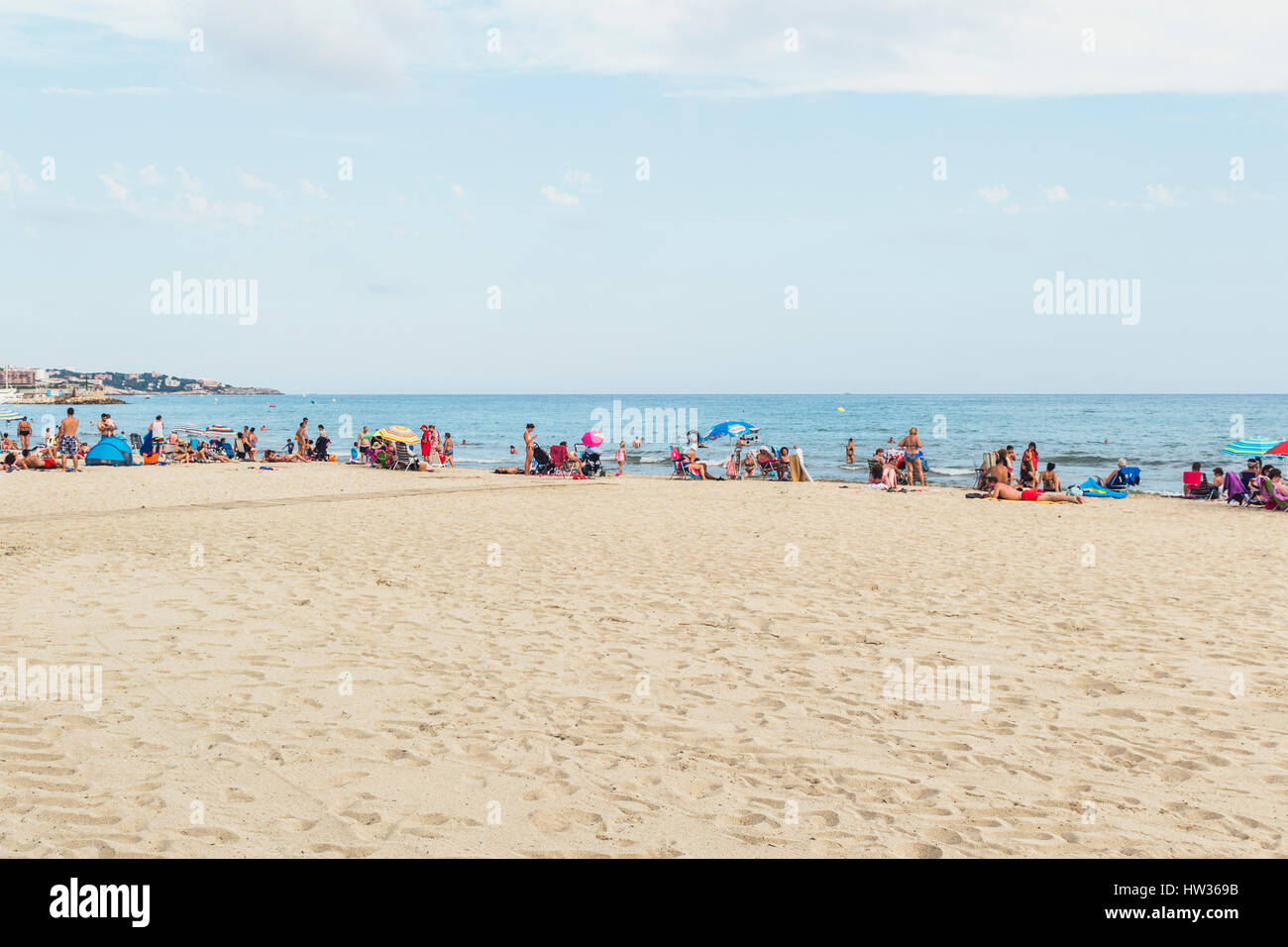 Une belle journée d'été sur une plage avec beaucoup de gens avec des  maillots de bain de soleil et profiter de la chaleur du soleil Photo Stock  - Alamy