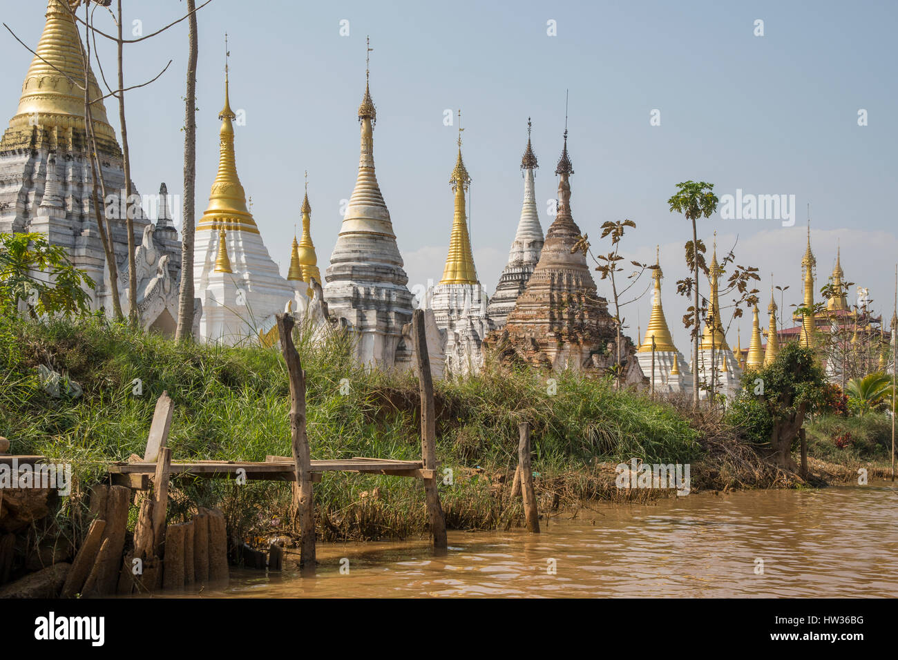 Stupas près de Nga Phe Chaung Monastère, lac Inle, Myanmar Banque D'Images
