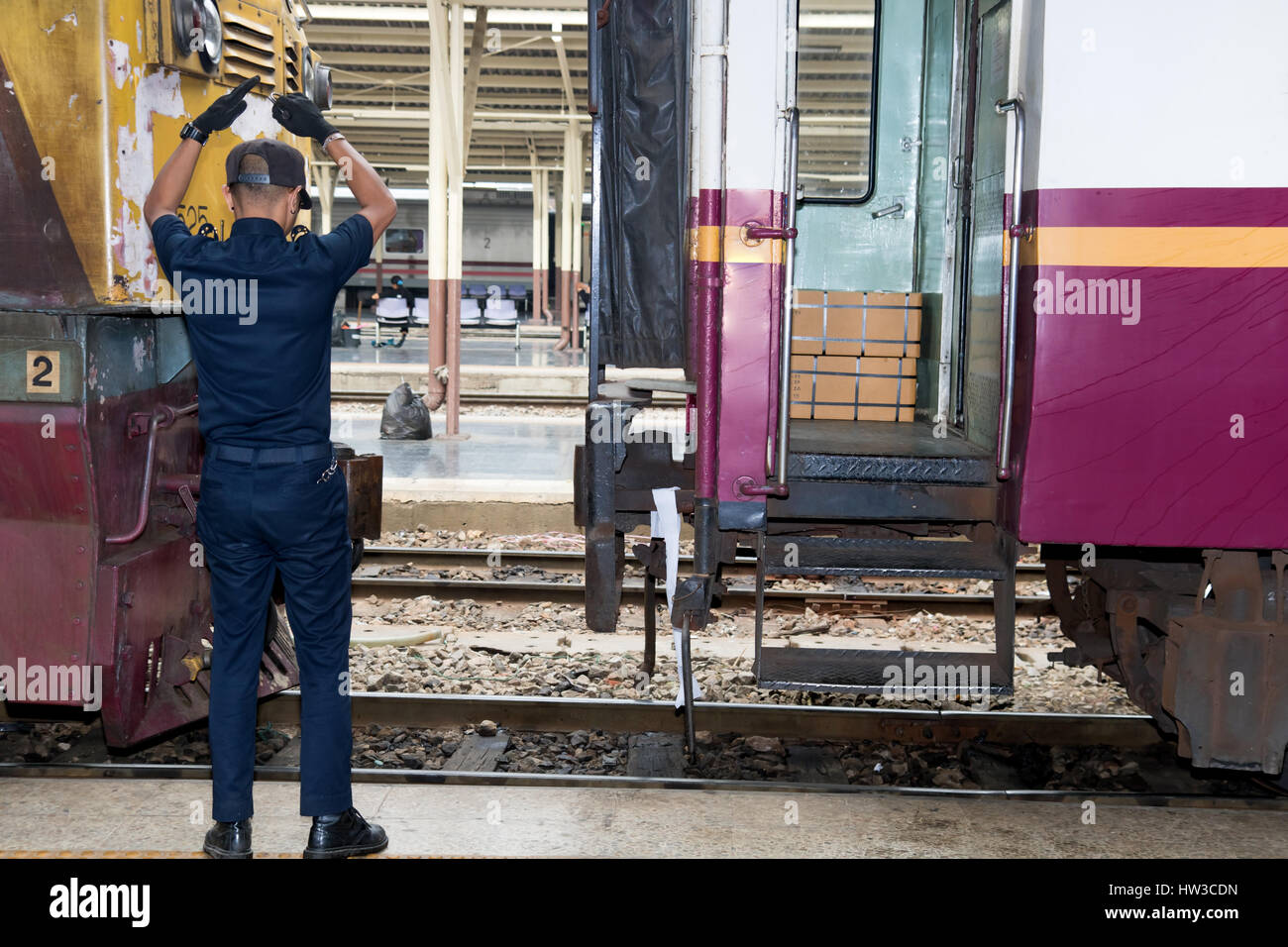 L'homme de fer le contrôle de changement de locomotives à la gare. La connexion au moteur de chariot sur la plate-forme. Banque D'Images