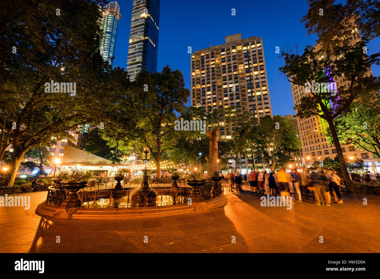 Madison Square Park et fontaine au crépuscule en été. Quartier Flatiron, Midtown, Manhattan, New York City Banque D'Images