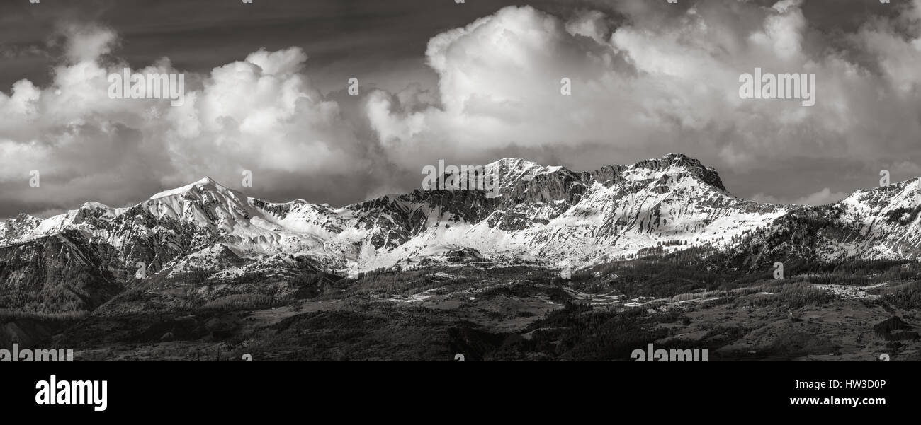 La neige a couvert Piolit et parias des pics de montagne (noir et blanc). L'hiver en Hautes Alpes, Alpes du Sud, France Banque D'Images