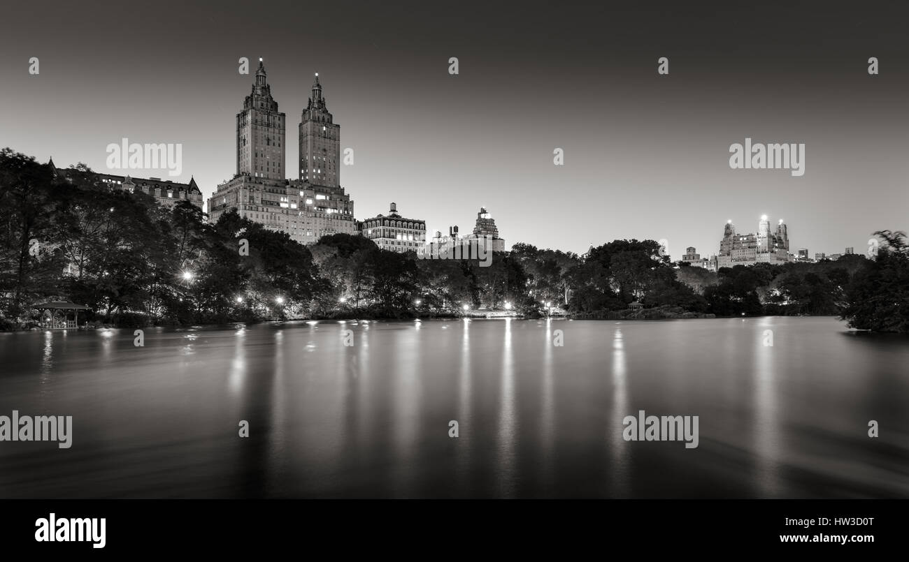 Central Park et les lumières de la ville sur le lac au crépuscule. Noir et blanc. Upper West Side, Manhattan, New York City Banque D'Images