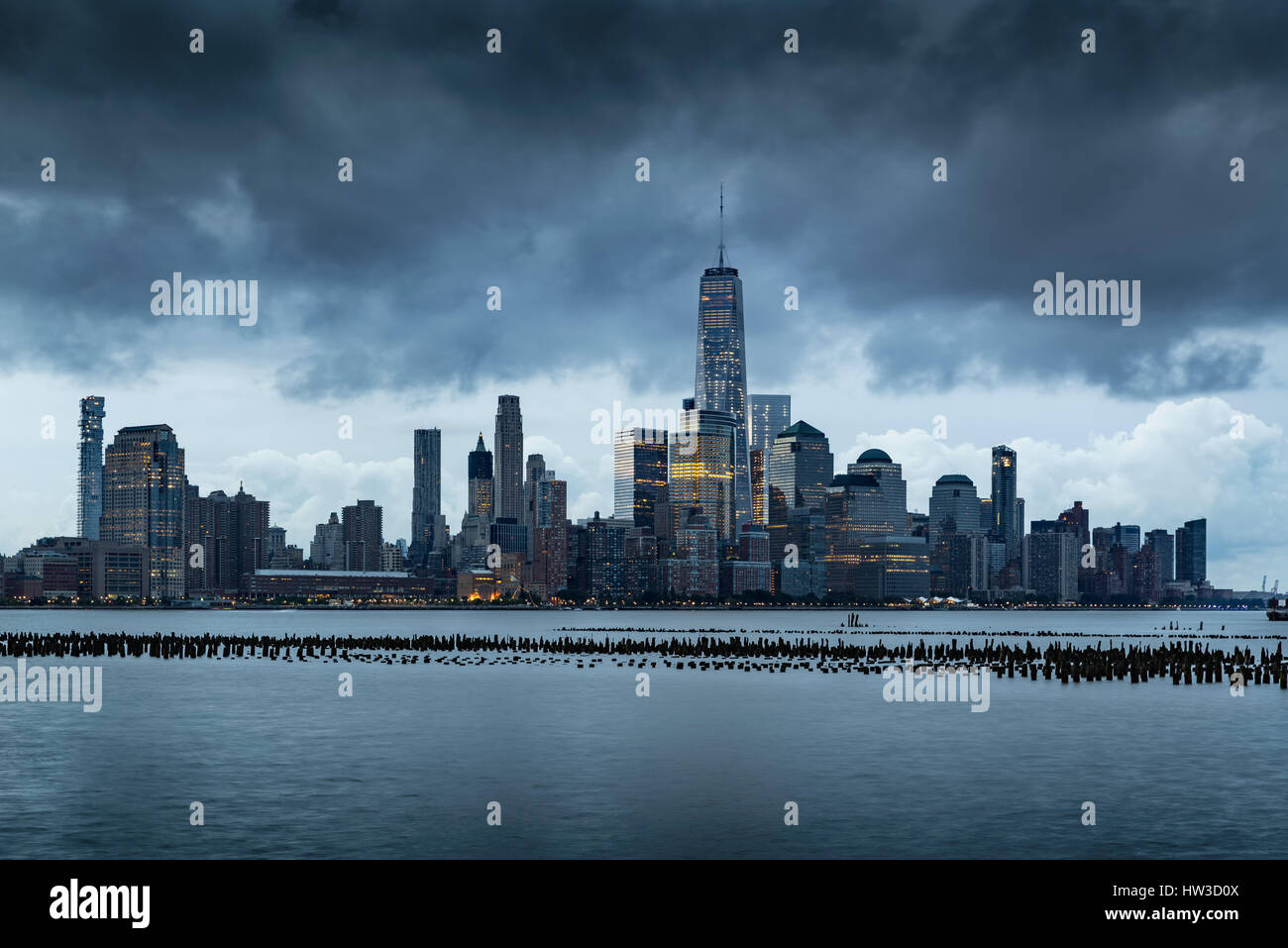 New York City Financial District skyline tôt le matin de l'autre côté de la rivière Hudson. Menaces sur le bas des gratte-ciel de Manhattan Banque D'Images