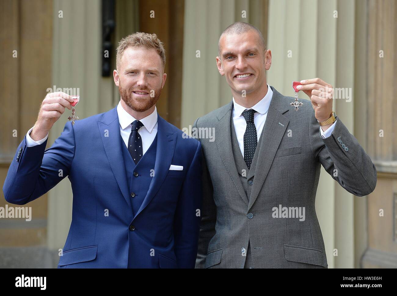 William Satch et Mohamed Sbihi (droite) tenir leurs médailles MBE après réception du Prince de Galles au cours d'une cérémonie au Palais de Buckingham à Londres. Banque D'Images