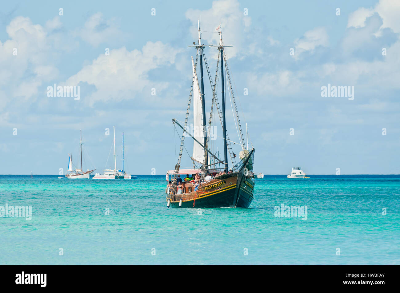 Oranjestad, Aruba - Décembre 01, 2011 : les touristes à bord du voilier Pirates Jolly le long de la côte et profiter de la belle île tropicale d'Aruba à D Banque D'Images