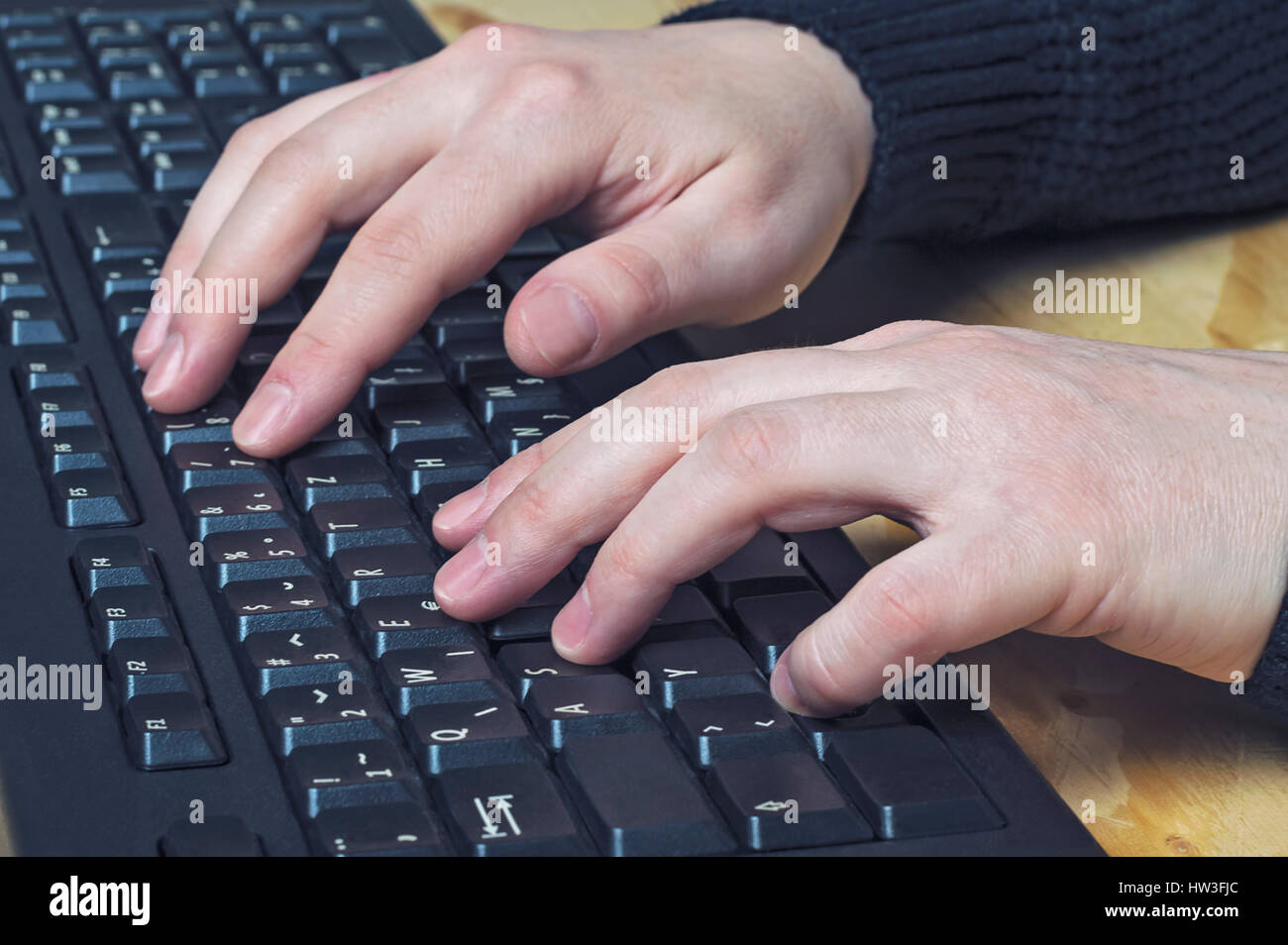 Close up de taper sur les mains des femmes, selective focus clavier. Banque D'Images