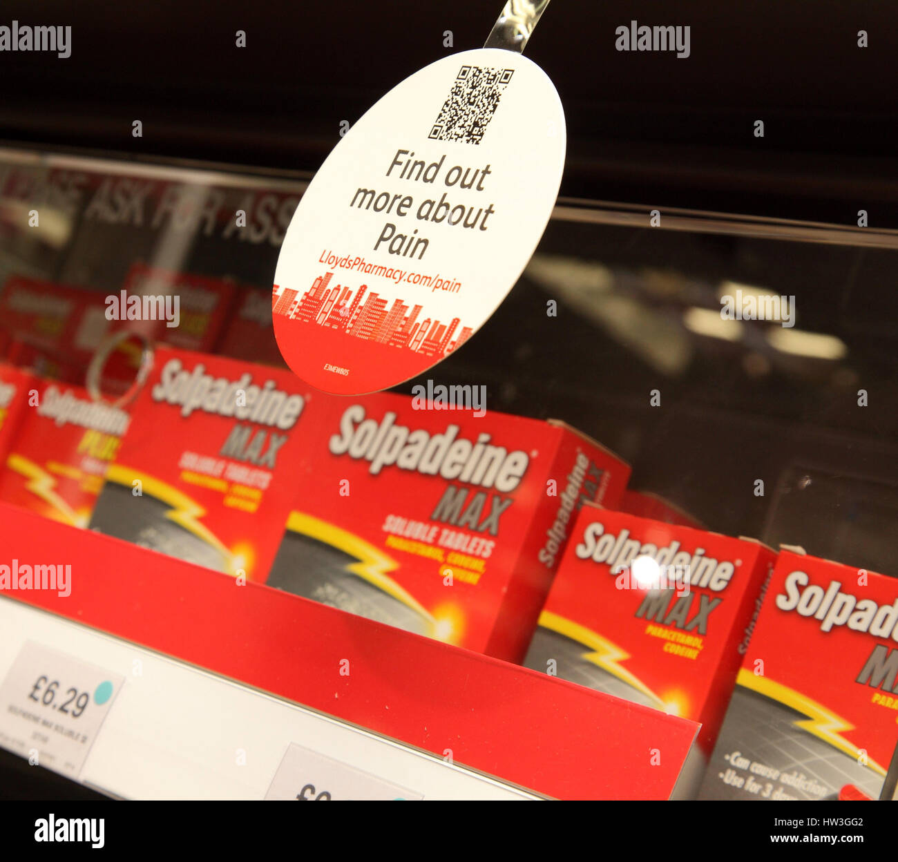 Le soulagement de douleur Solpadeine produits sur les étagères d'une boutique de la pharmacie. Banque D'Images