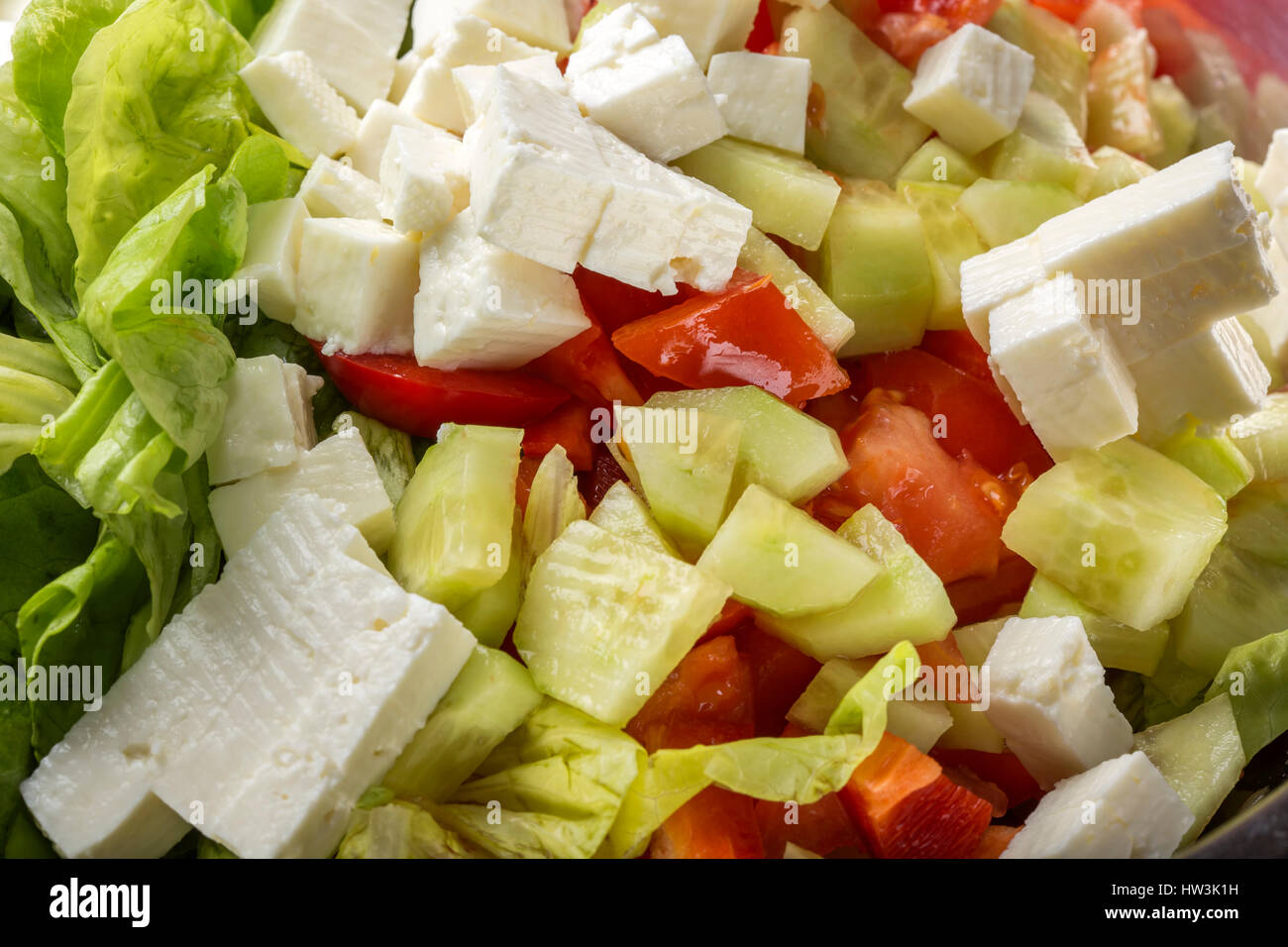 Les ingrédients frais et fromage blanc telemea roumain pour la salade dans un bol Banque D'Images