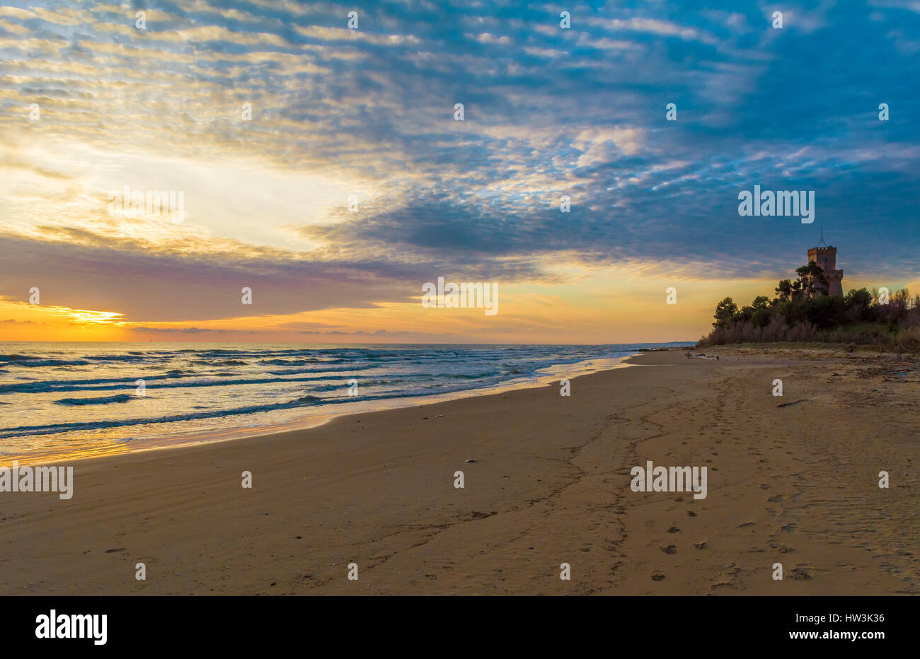 (Abruzzes, Italie) - Le lever du soleil sur la mer Adriatique, à partir de la plage de Pineto, à côté de la Torre di Cerrano château Banque D'Images