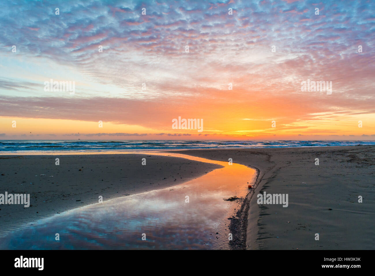 (Abruzzes, Italie) - Le lever du soleil sur la mer Adriatique, à partir de la plage de Pineto, à côté de la Torre di Cerrano château Banque D'Images