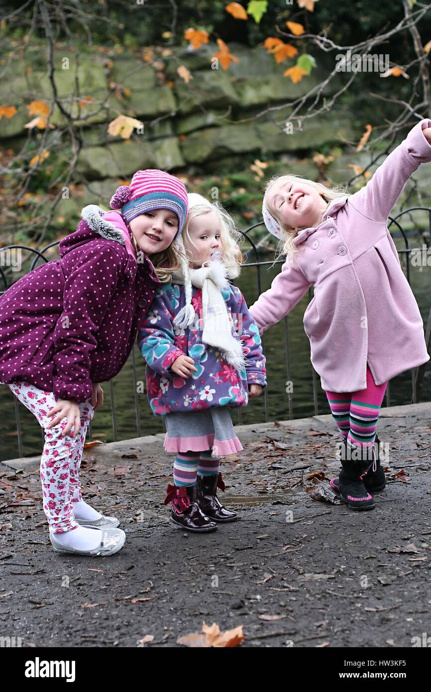 Les petites filles l'amusement jouer le montant les feuilles d'automne park St. Stephen's Green, Dublin Irlande notre soeur adore explorer découverte famille joie jour concept de parc Banque D'Images