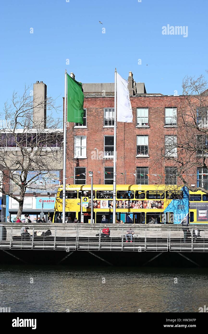 La ville de Dublin tourné sur St Patricks week-end quais Dublin, Irlande, concept irish Dublin Bus, liffey, centre-ville, promenade, quai, Banque D'Images