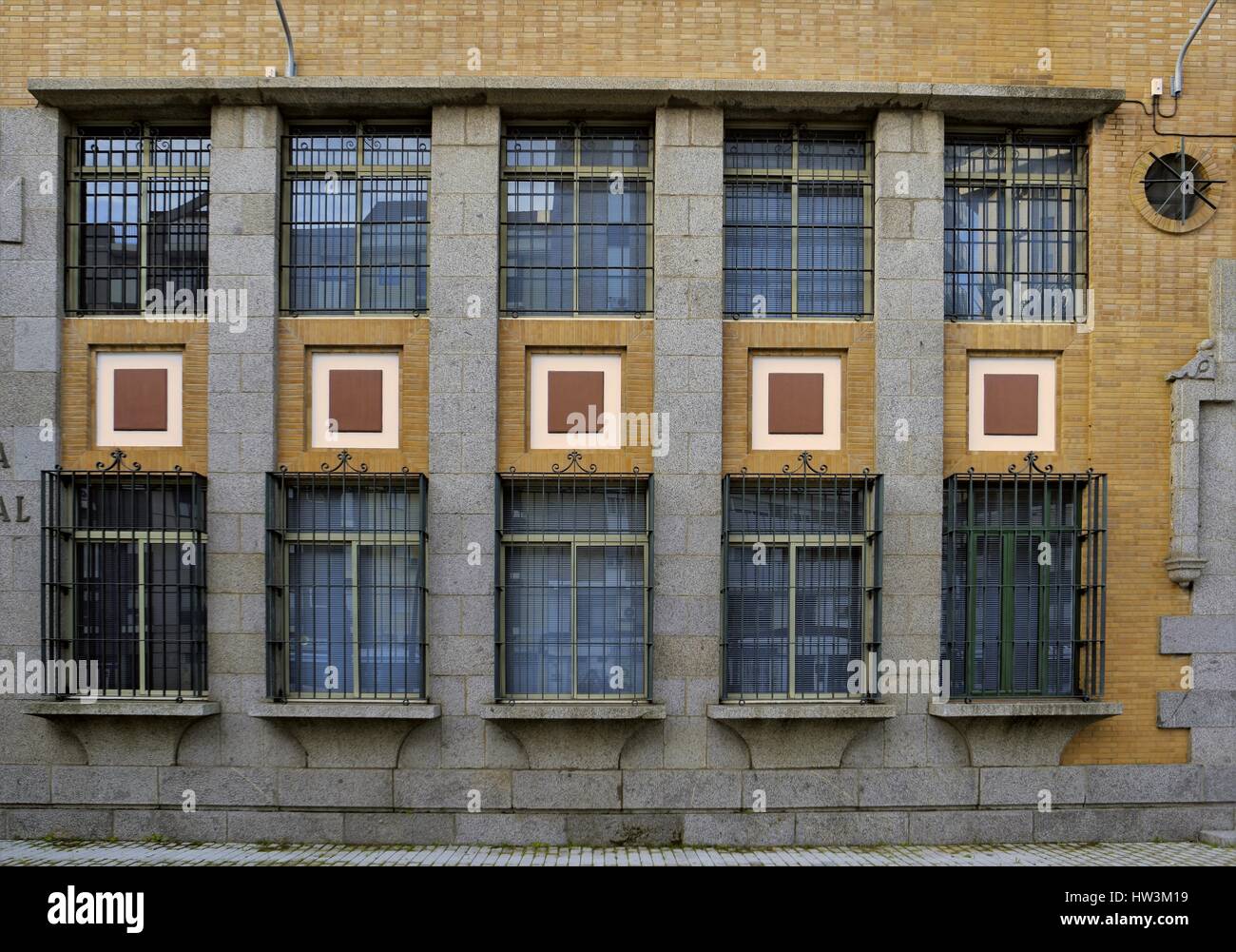 Windows dans un bâtiment officiel dans le sud de l'Espagne Banque D'Images