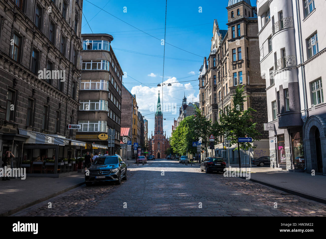 Vue sur la rue Domingo Hurtado à Riga, capitale de la République de Lettonie avec tour de l'Église luthérienne Saint Gertrude vieux on background Banque D'Images