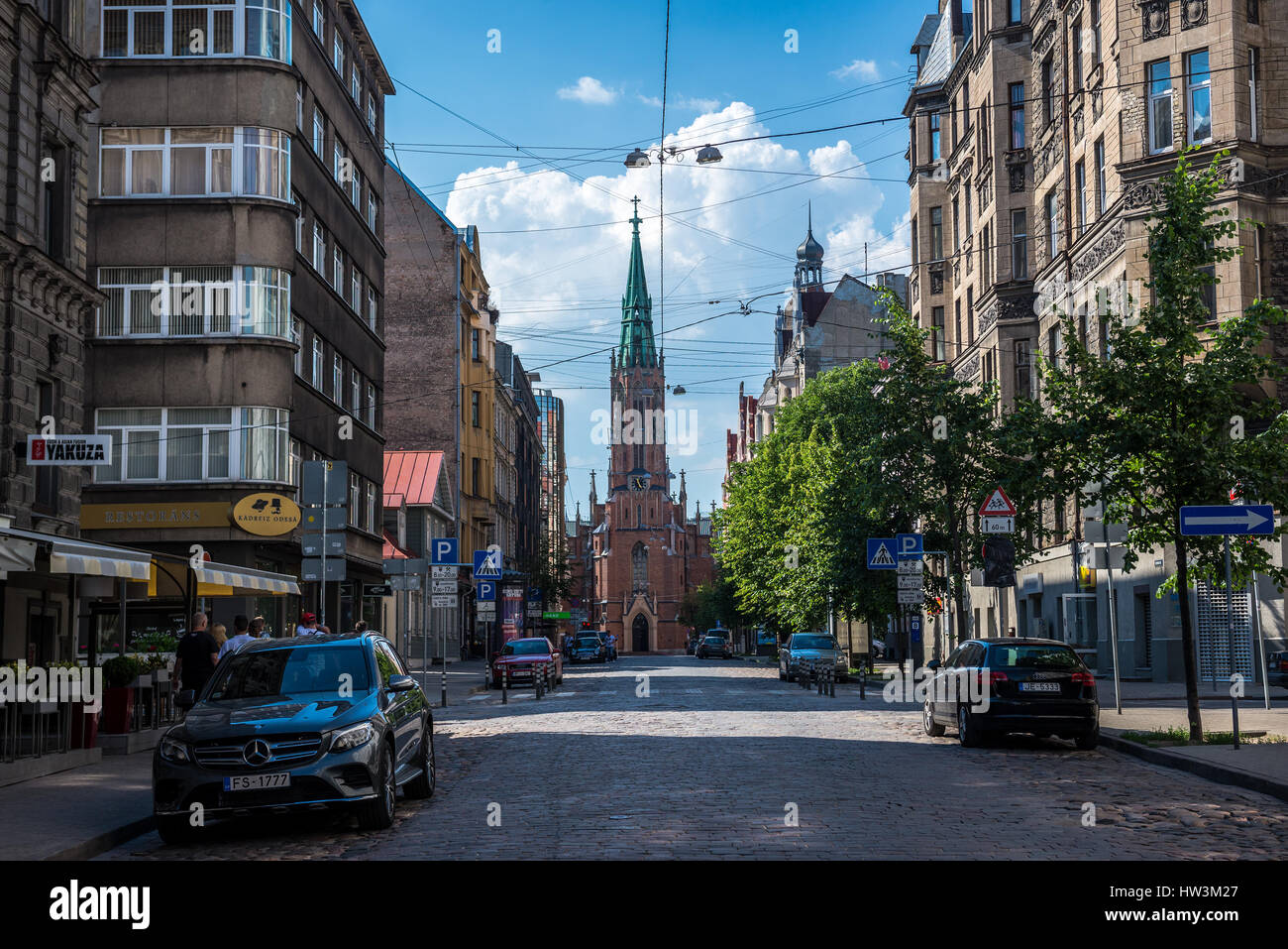 Vue sur la rue Domingo Hurtado à Riga, capitale de la République de Lettonie avec tour de l'Église luthérienne Saint Gertrude vieux on background Banque D'Images