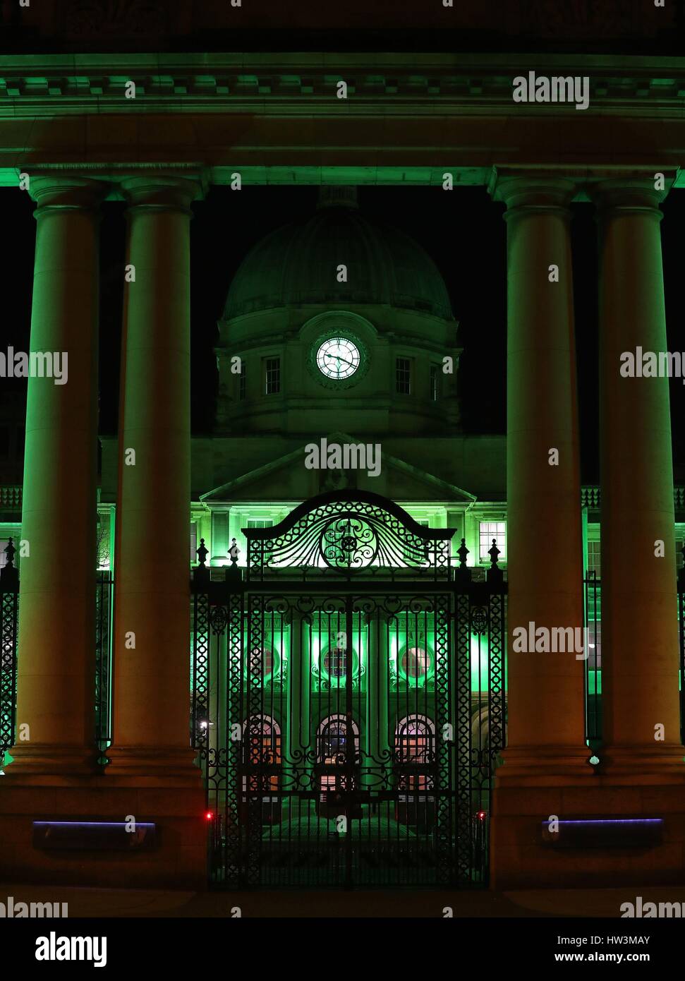 Les bâtiments du gouvernement de Dublin s'allument en vert pour les quatre jours du festival de la St Patrick. Banque D'Images