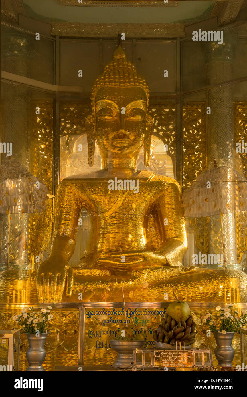 Bouddha en or à la Pagode Shwesandaw, Pyay, Myanmar Banque D'Images