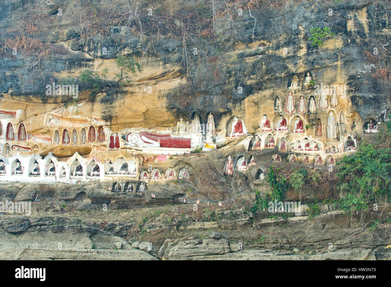 Bouddhas en falaise à Akauk Taung, Myanmar Banque D'Images
