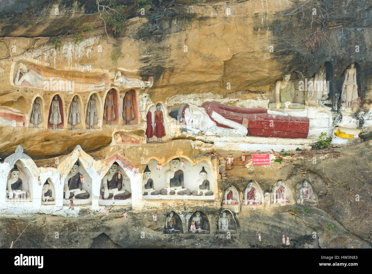 Bouddhas en falaise à Akauk Taung, Myanmar Banque D'Images