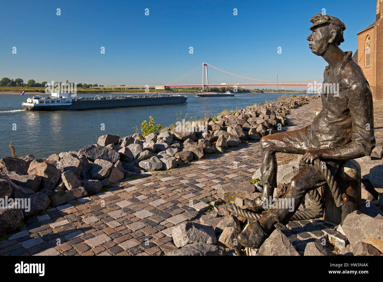 Sculpture en bronze, batelier du Rhin sur les rives, les navires de charge sur le Rhin, le pont du Rhin, Emmerich, Niederrhein Banque D'Images