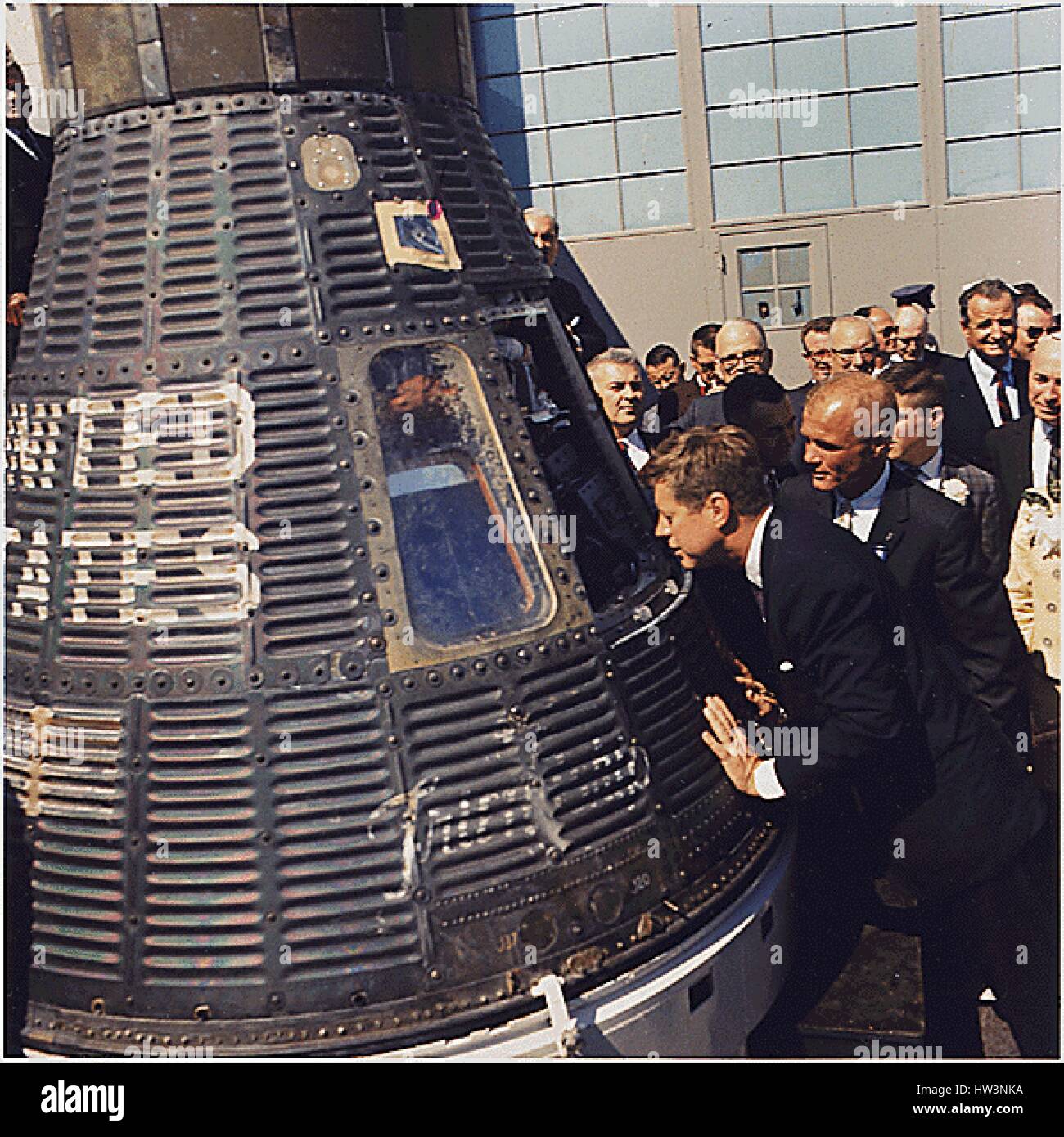 Le président des États-Unis John F. Kennedy inspecte l'intérieur de l'Amitié '7' le 23 février 1962 Cap Canaveral Floride Hanger S. Le Président a présenté la Médaille de service distingué de la NASA (DSM) de Glenn astronaute. De gauche à droite : le président Kennedy Lieute Banque D'Images