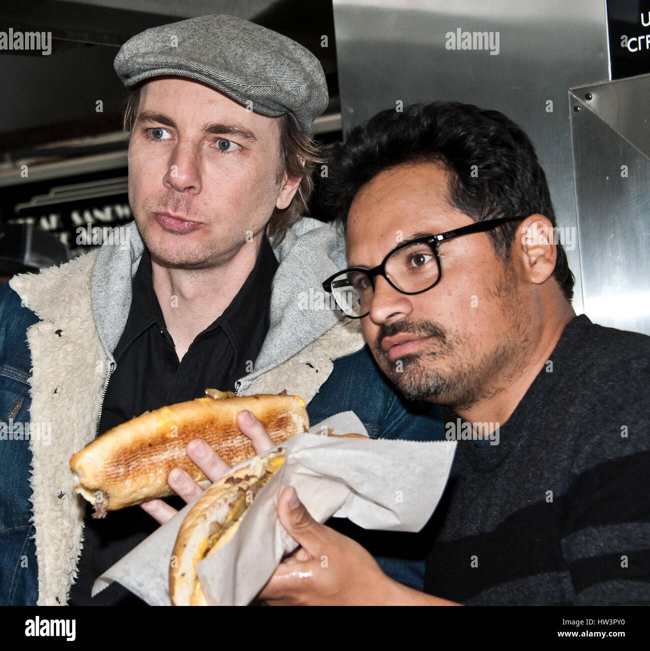 Philadelphia, PA, USA. 3 mars, 2017. Dax Shepard acteurs Michael Peña et promouvoir leur nouveau film 'CHIPS' à Jim's steaks. Banque D'Images