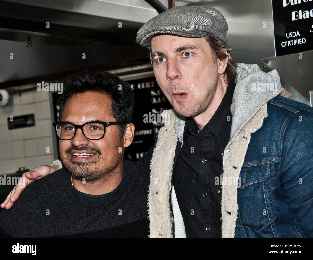 Philadelphia, PA, USA. 3 mars, 2017. Dax Shepard acteurs Michael Peña et promouvoir leur nouveau film 'CHIPS' à Jim's steaks. Banque D'Images