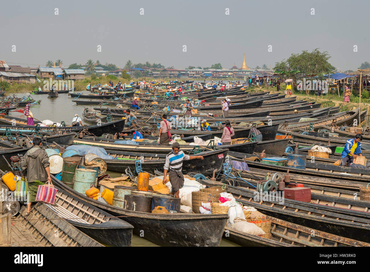 Parking bateau de marché à Nampan, lac Inle, Myanmar Banque D'Images
