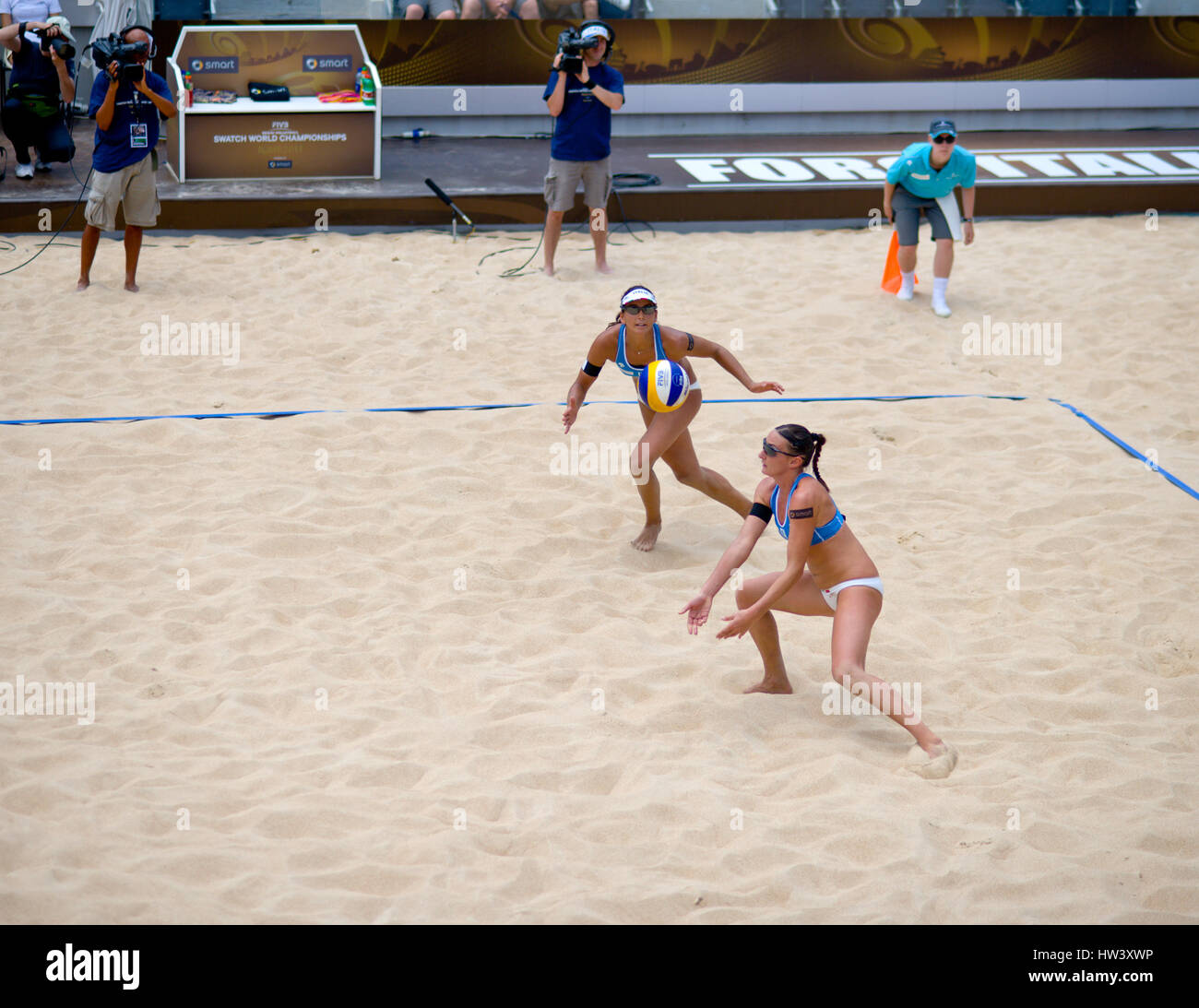 ROME, ITALIE - Le 14 juin 2011. Championnats du monde de volley-ball de plage. L'équipe italienne Marta Menegatti et Greta Cicolari en action Banque D'Images