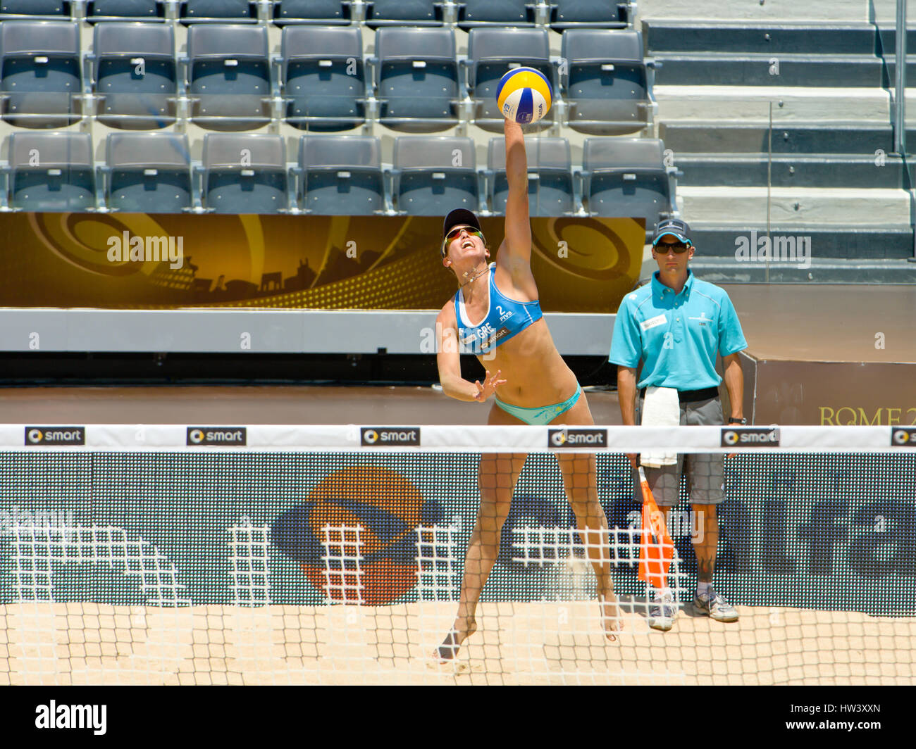 ROME, ITALIE - Le 16 juin 2011. Championnats du monde de volley-ball de plage. Grèce femme dvd Vassiliki Arvaniti en action Banque D'Images