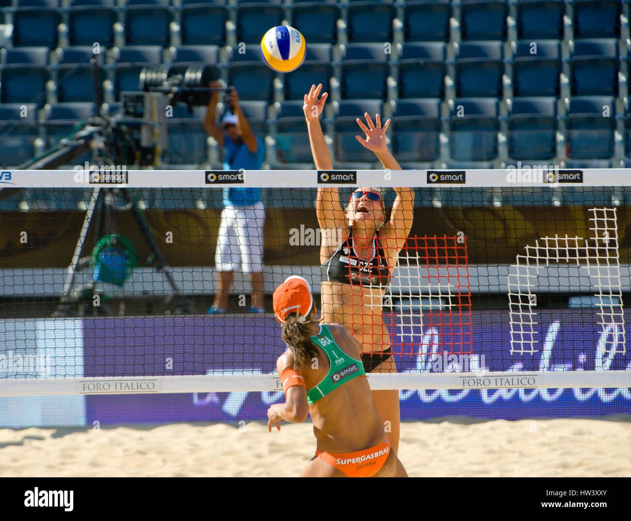 ROME, ITALIE - Le 18 juin 2011. Championnats du monde de volley-ball de plage. Juliana brésilien Silva et tchèque Hana Klapalová match de demi-finale Banque D'Images