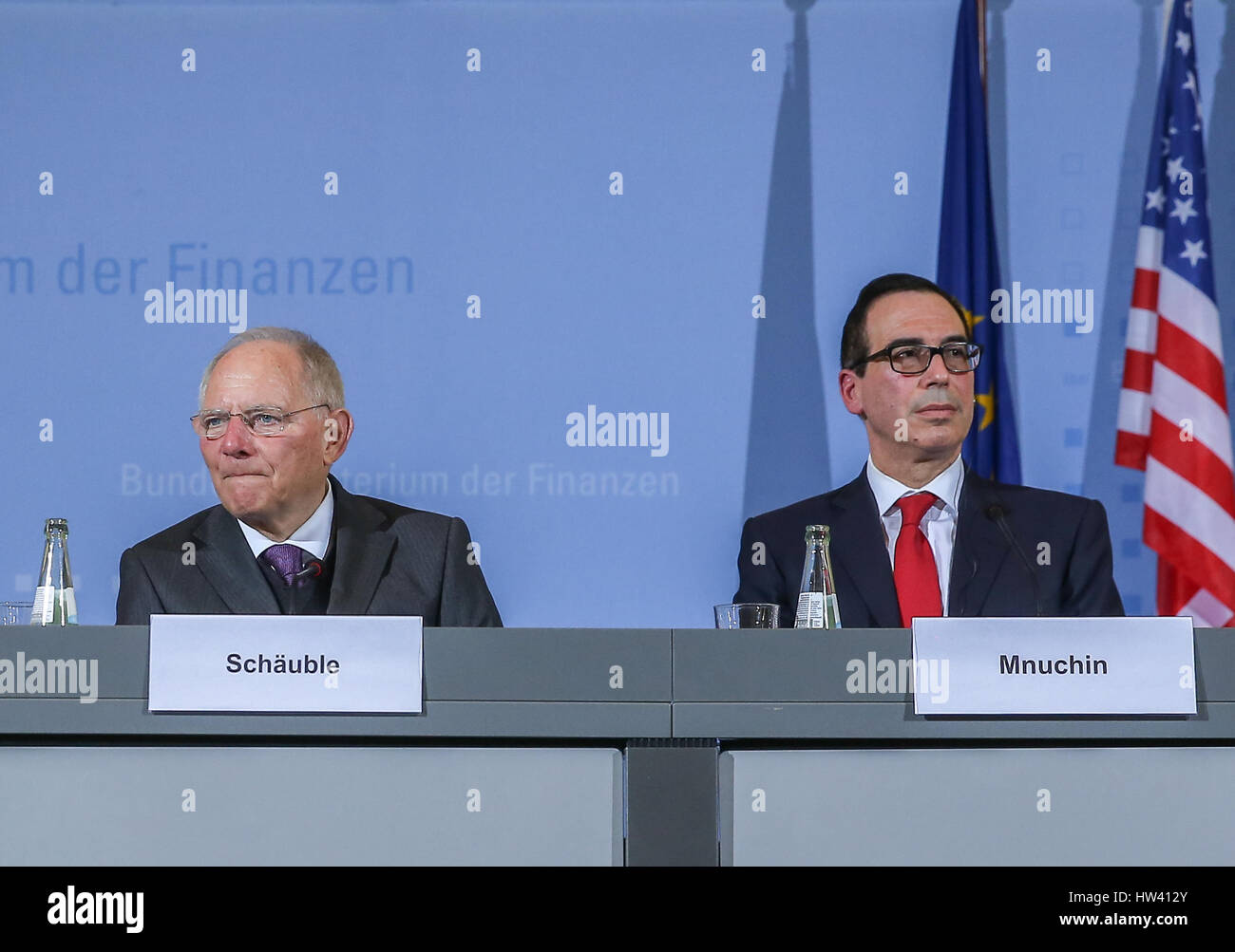 Berlin, Allemagne. Mar 16, 2017. Le ministre allemand des Finances, Wolfgang Schaeuble (L) et en visitant le secrétaire du Trésor américain Steven Mnuchin assister à une conférence de presse conjointe après leur réunion à Berlin, capitale de l'Allemagne, le 16 mars 2017. Credit : Shan Yuqi/Xinhua/Alamy Live News Banque D'Images