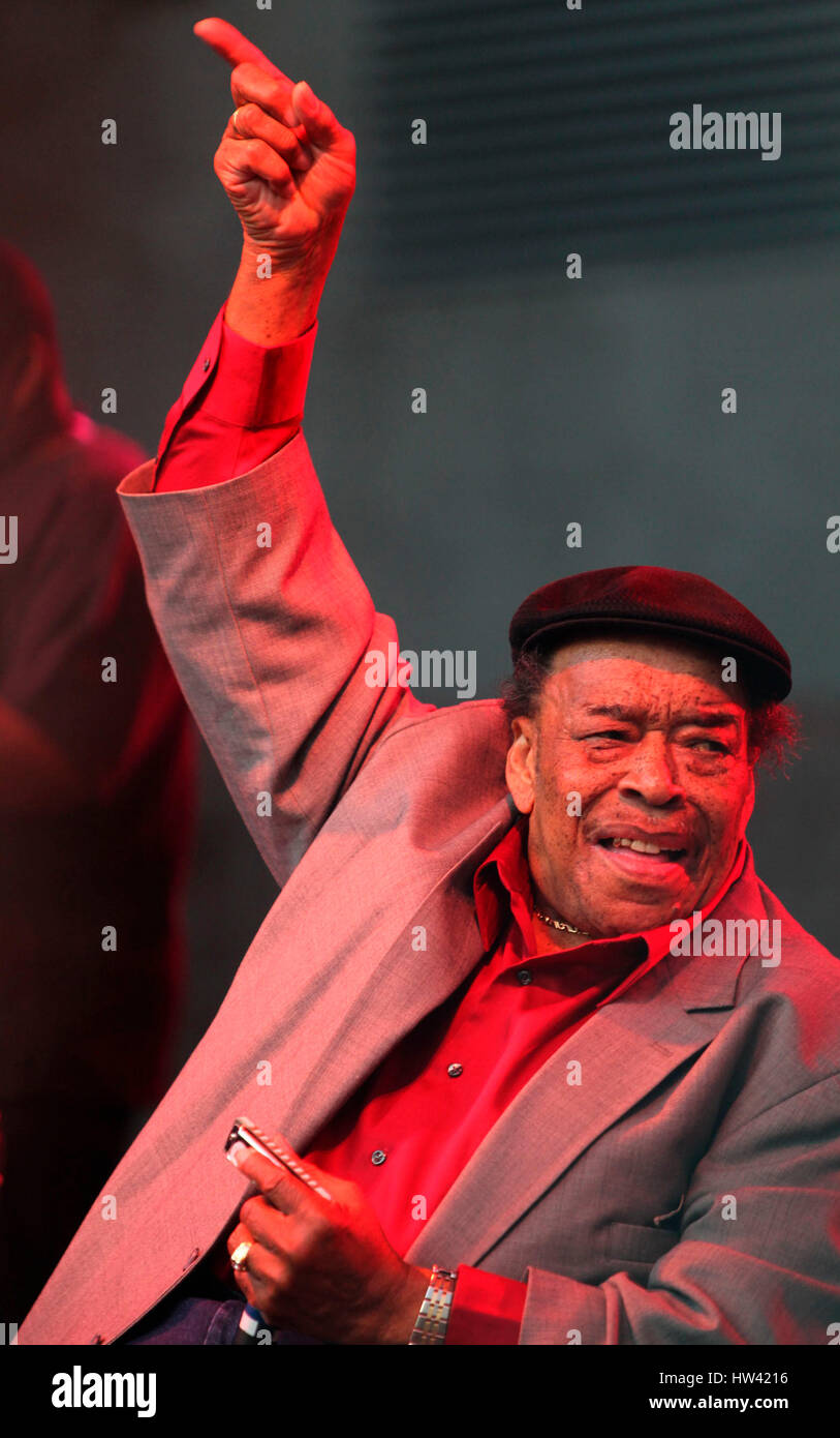 Photo d'archives. Mar 16, 2017. JAMES COTTON est décédé à 81. James Henry Cotton (1 juillet 1935 - 16 mars 2017) est un harmoniciste, chanteur et auteur-compositeur, qui s'est produit et a enregistré avec beaucoup de grands artistes de blues de son époque et avec son propre groupe. Le coton a commencé sa carrière professionnelle à jouer du blues harp à Howlin' Wolf's band au début des années 50. Il a fait ses premiers enregistrements à Memphis pour Sun Records. En 1955, il a été recruté par M. Waters de venir à Chicago et à rejoindre son groupe. Credit : ZUMA Press, Inc./Alamy Live News Banque D'Images